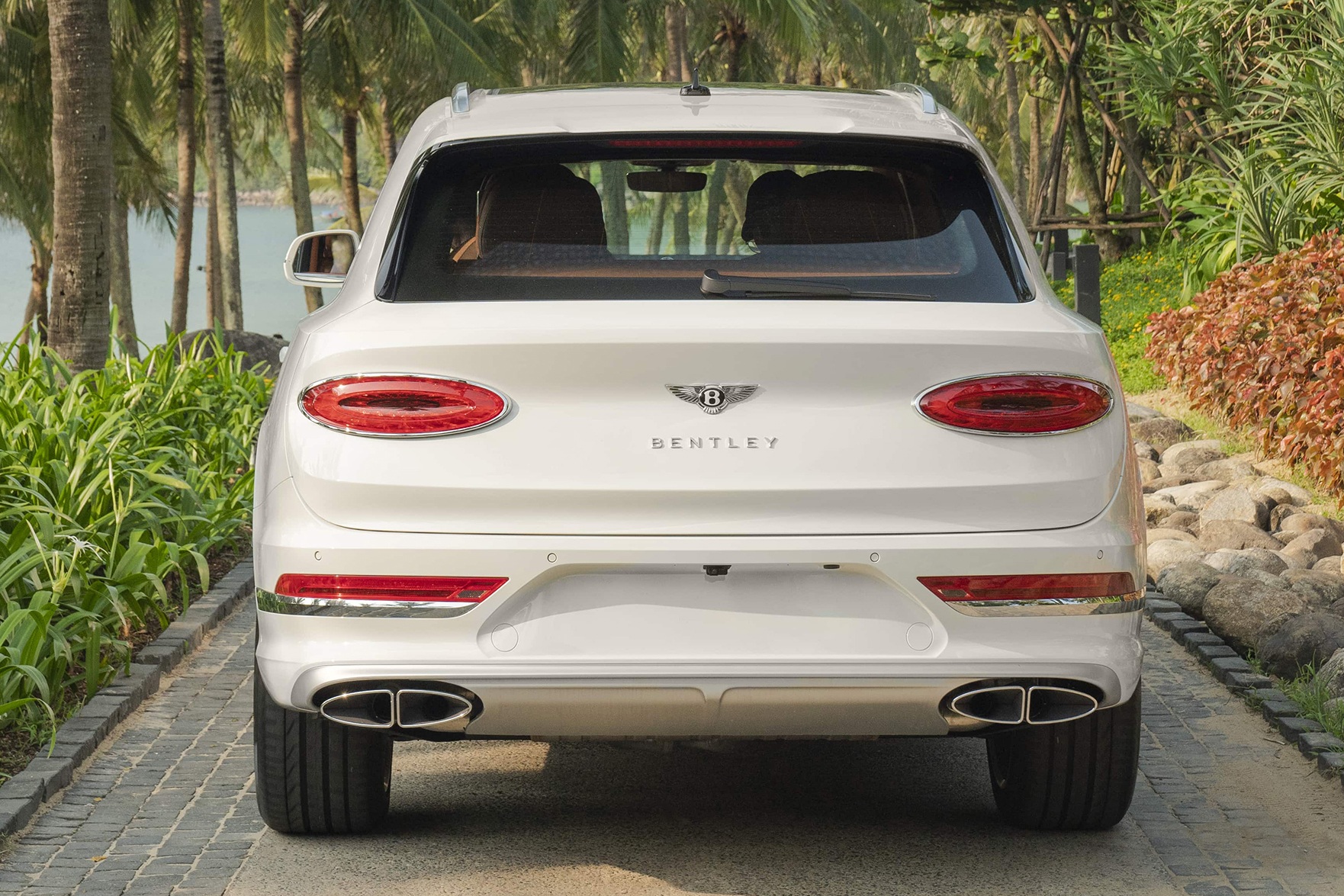 Bentley Bentayga EWB Azure giá 21 tỷ đồng, SUV siêu sang cho đại gia Việt - 4