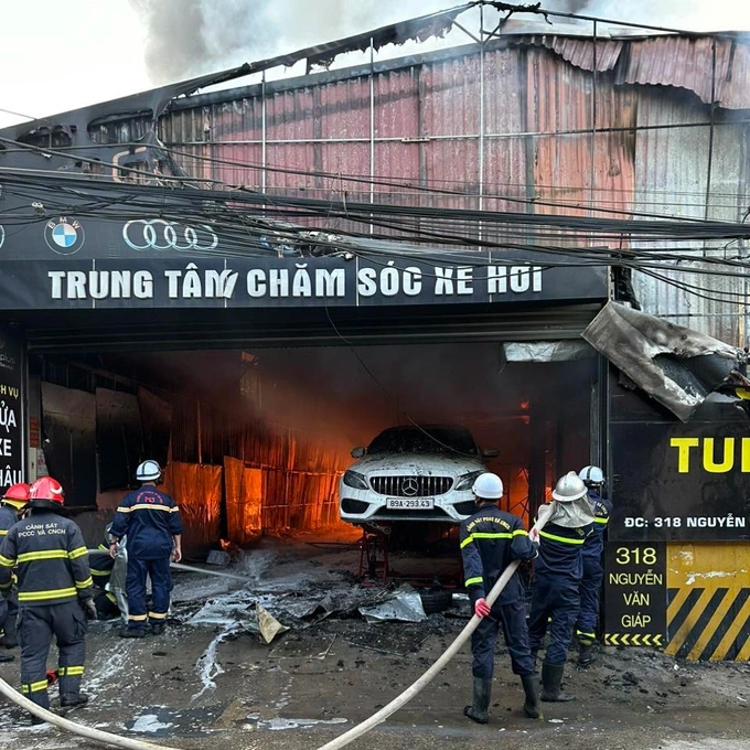 Cháy xưởng nội thất ô tô ở Hà Nội, cột khói bốc cao hàng chục mét - 2