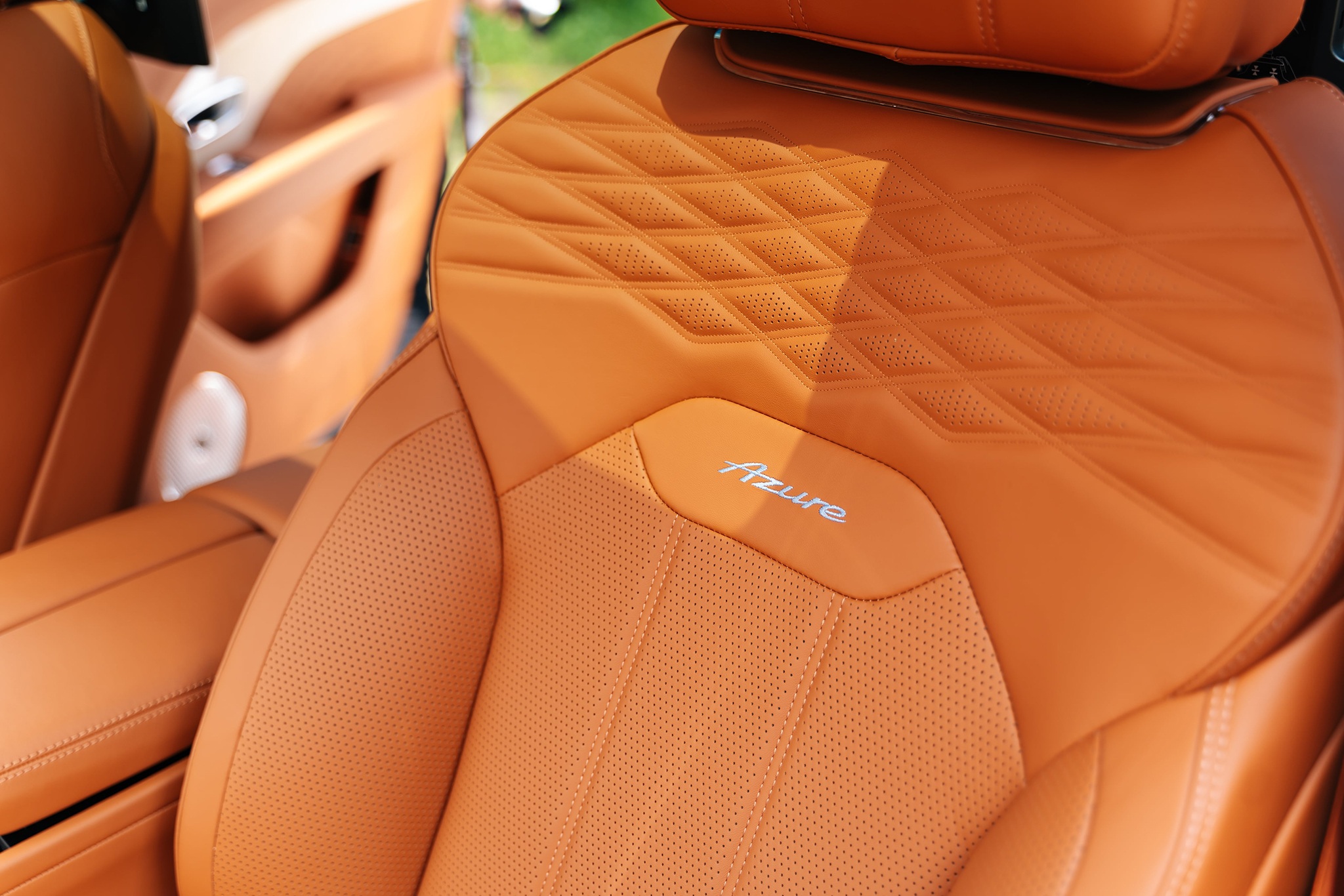 Bentley Bentayga EWB Azure giá 21 tỷ đồng, SUV siêu sang cho đại gia Việt - 7
