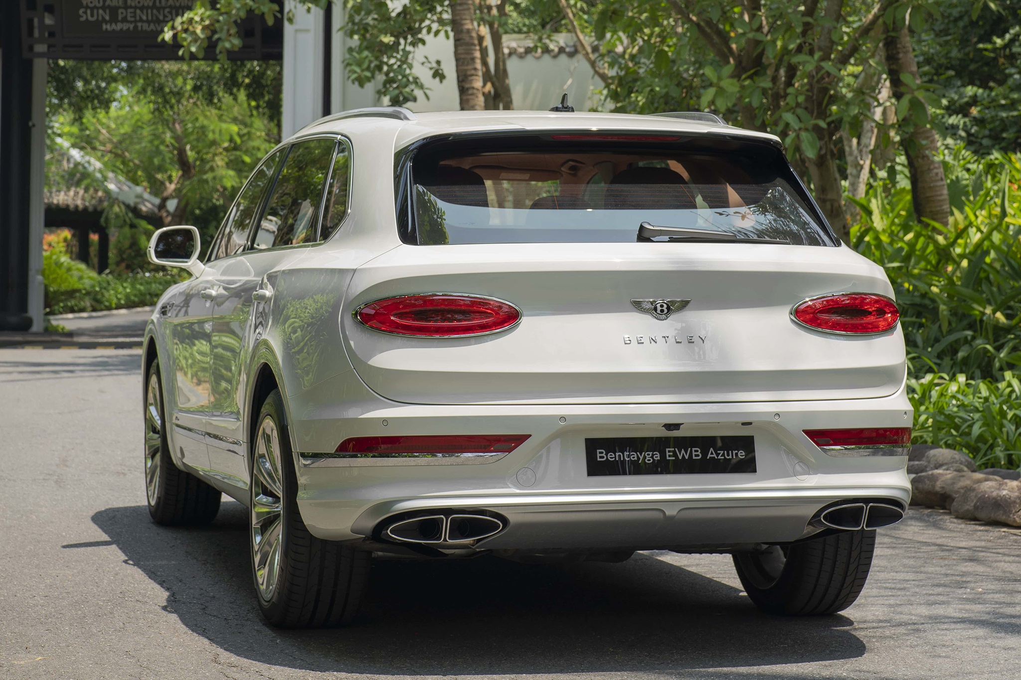 Bentley Bentayga EWB Azure giá 21 tỷ đồng, SUV siêu sang cho đại gia Việt - 2