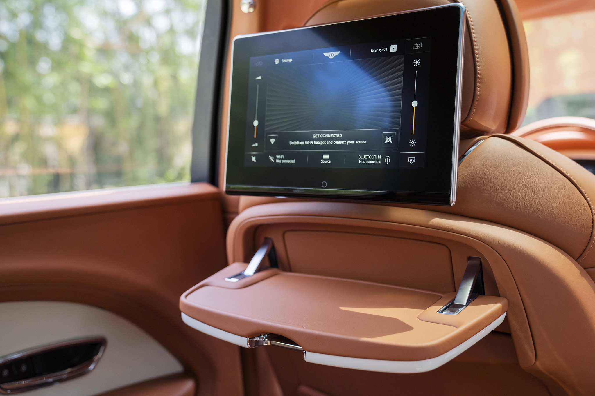 Bentley Bentayga EWB Azure giá 21 tỷ đồng, SUV siêu sang cho đại gia Việt - 10
