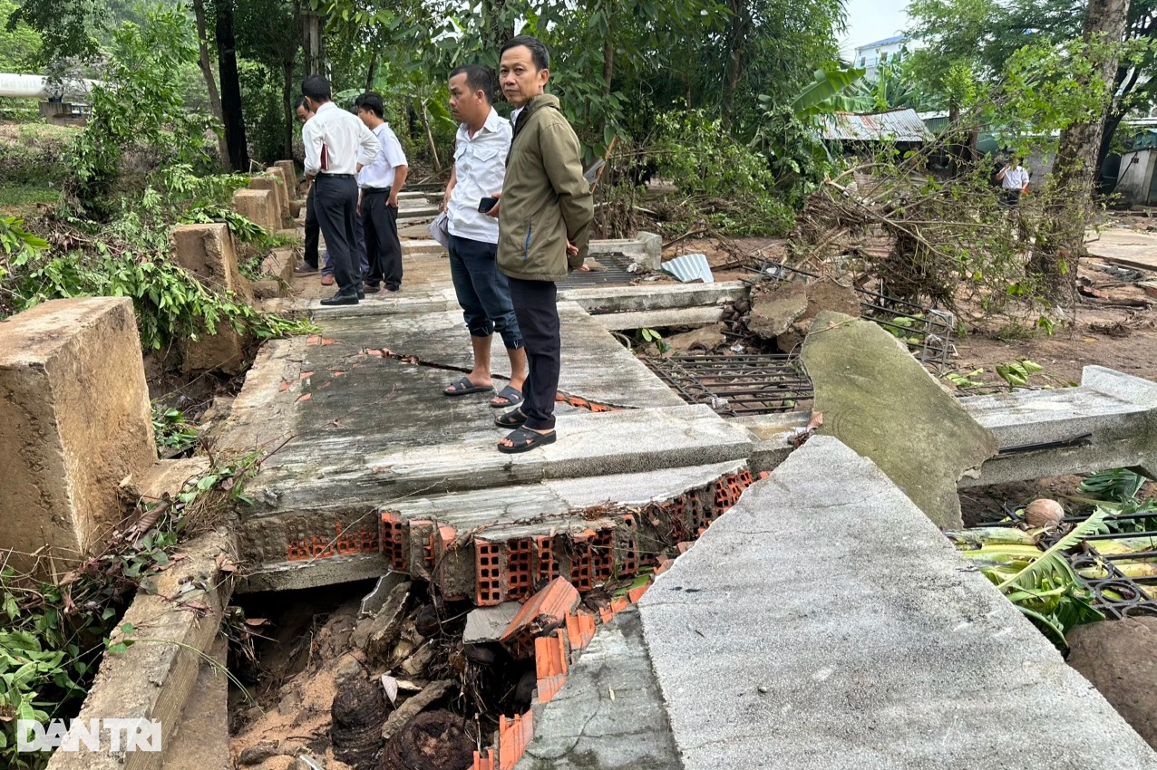 Đường sá, nhà cửa hư hỏng nặng sau trận lũ lịch sử ở Đồng Nai - 10