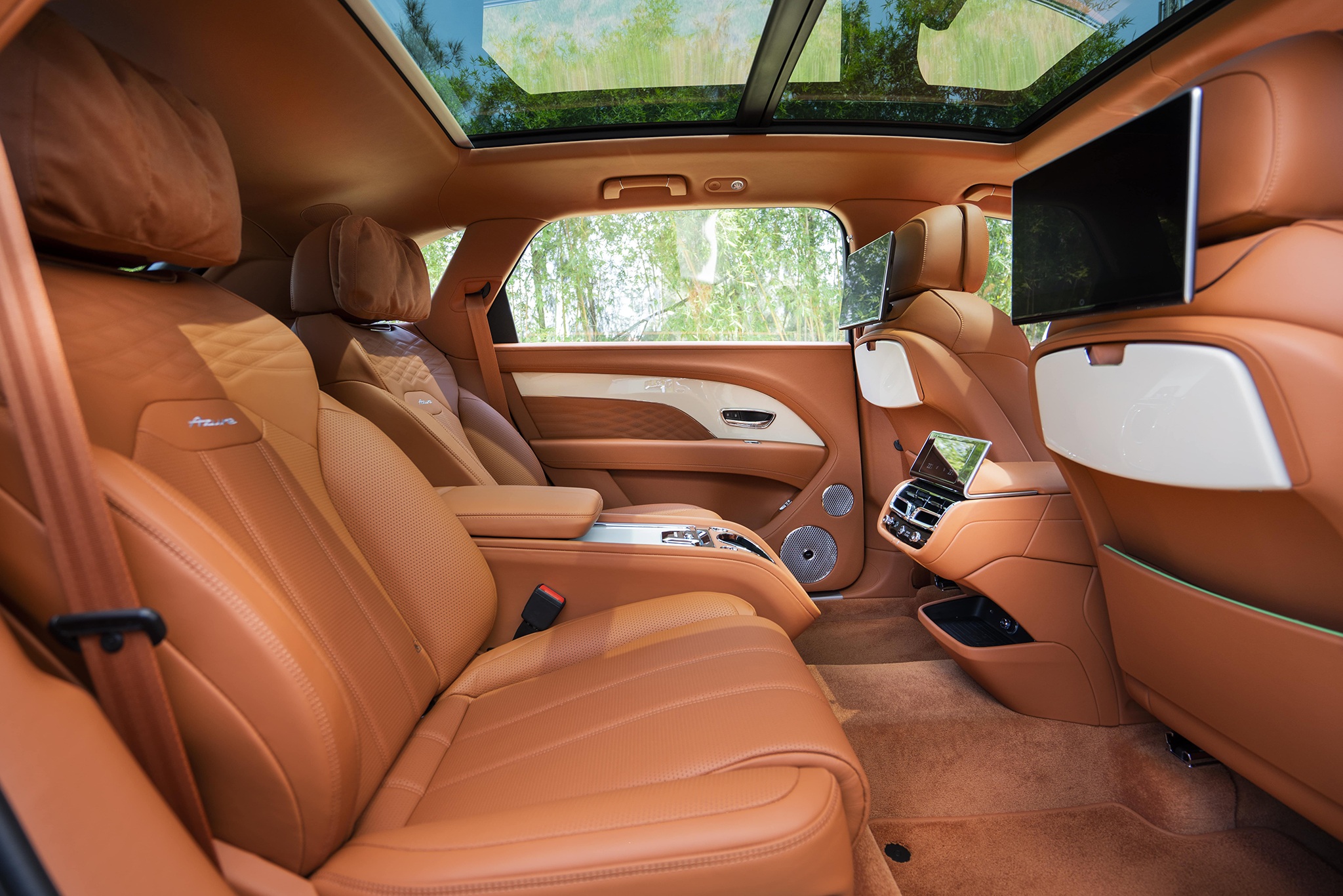 Bentley Bentayga EWB Azure giá 21 tỷ đồng, SUV siêu sang cho đại gia Việt - 6