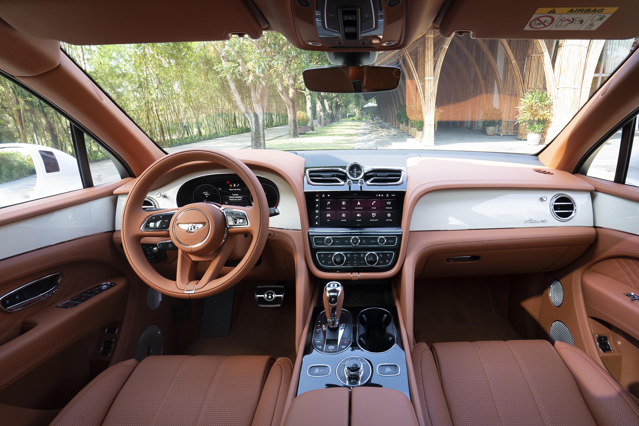 Bentley Bentayga EWB Azure giá 21 tỷ đồng, SUV siêu sang cho đại gia Việt - 5