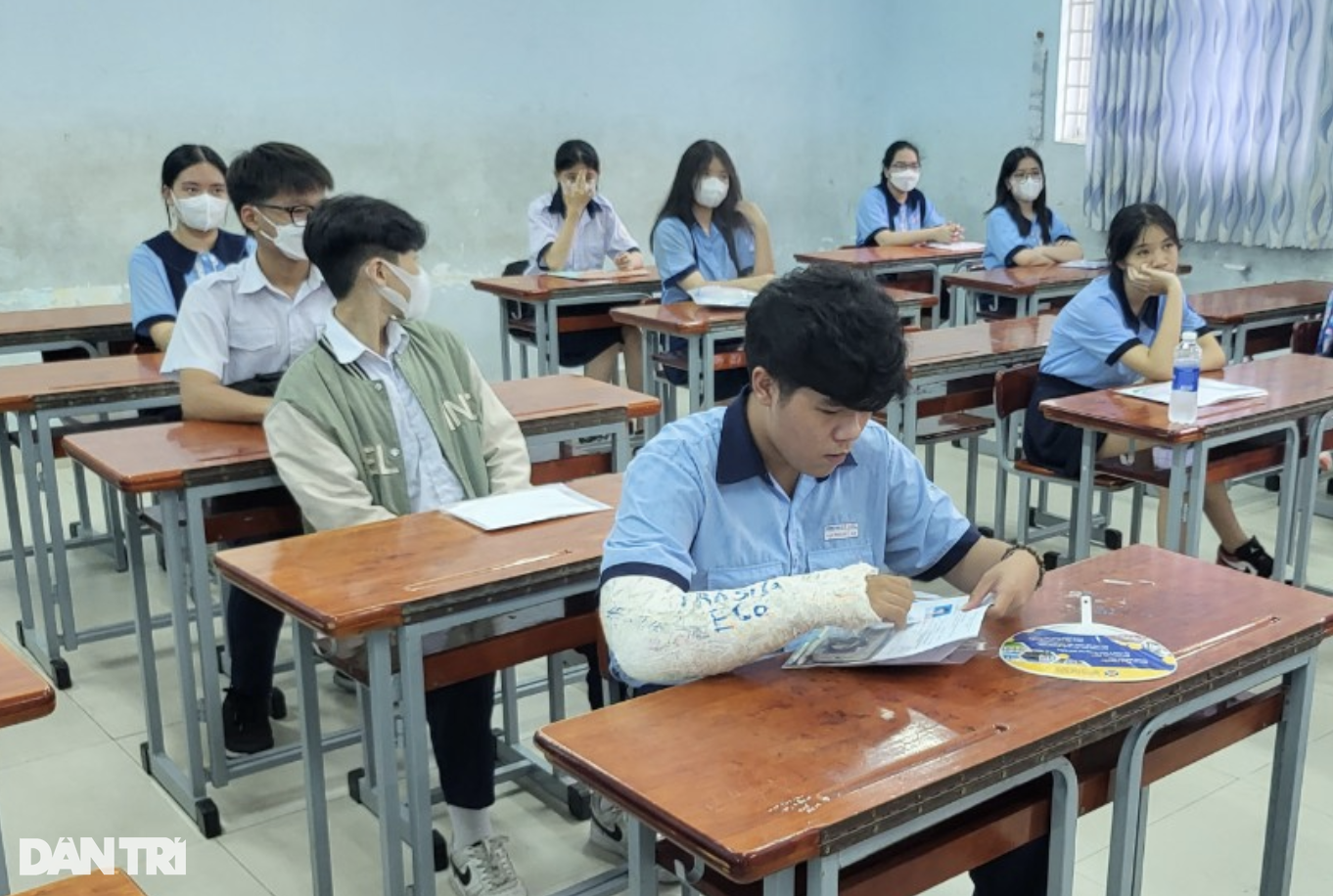 Thi lớp 10 TPHCM: 8 thí sinh có người viết bài hộ, có phòng thi chỉ 3 người - 2 Thi lớp 10 TPHCM: 8 thí sinh có người viết bài hộ, có phòng thi chỉ 3 người - 2