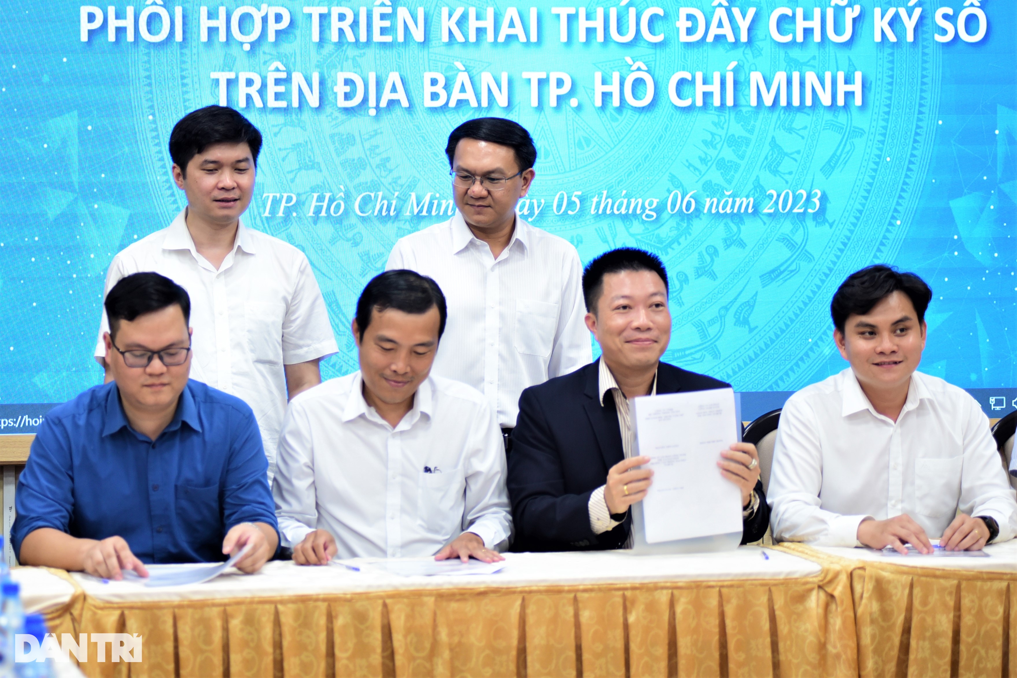 Người dân TPHCM được cấp chữ ký số miễn phí tại các gian hàng - 3 Người dân TPHCM được cấp chữ ký số miễn phí tại các gian hàng - 3