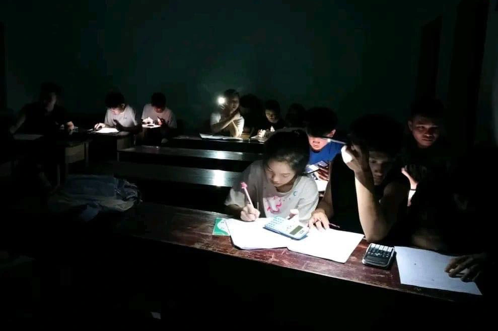 Học sinh miền núi soi đèn pin, điện thoại để ôn thi mùa cúp điện - 1