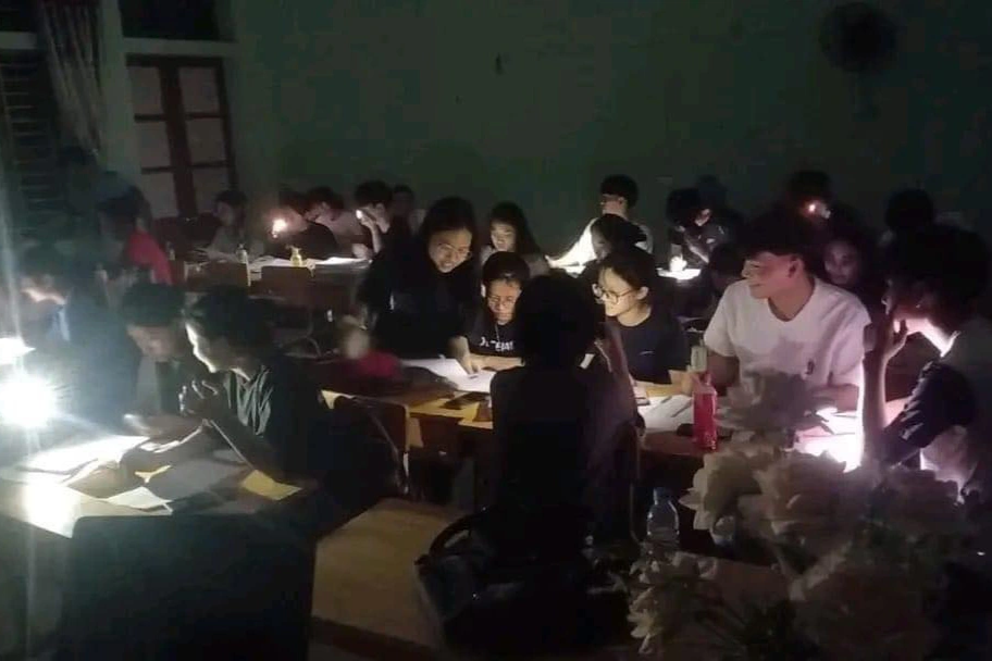 Học sinh miền núi soi đèn pin, điện thoại để ôn thi mùa cúp điện - 2