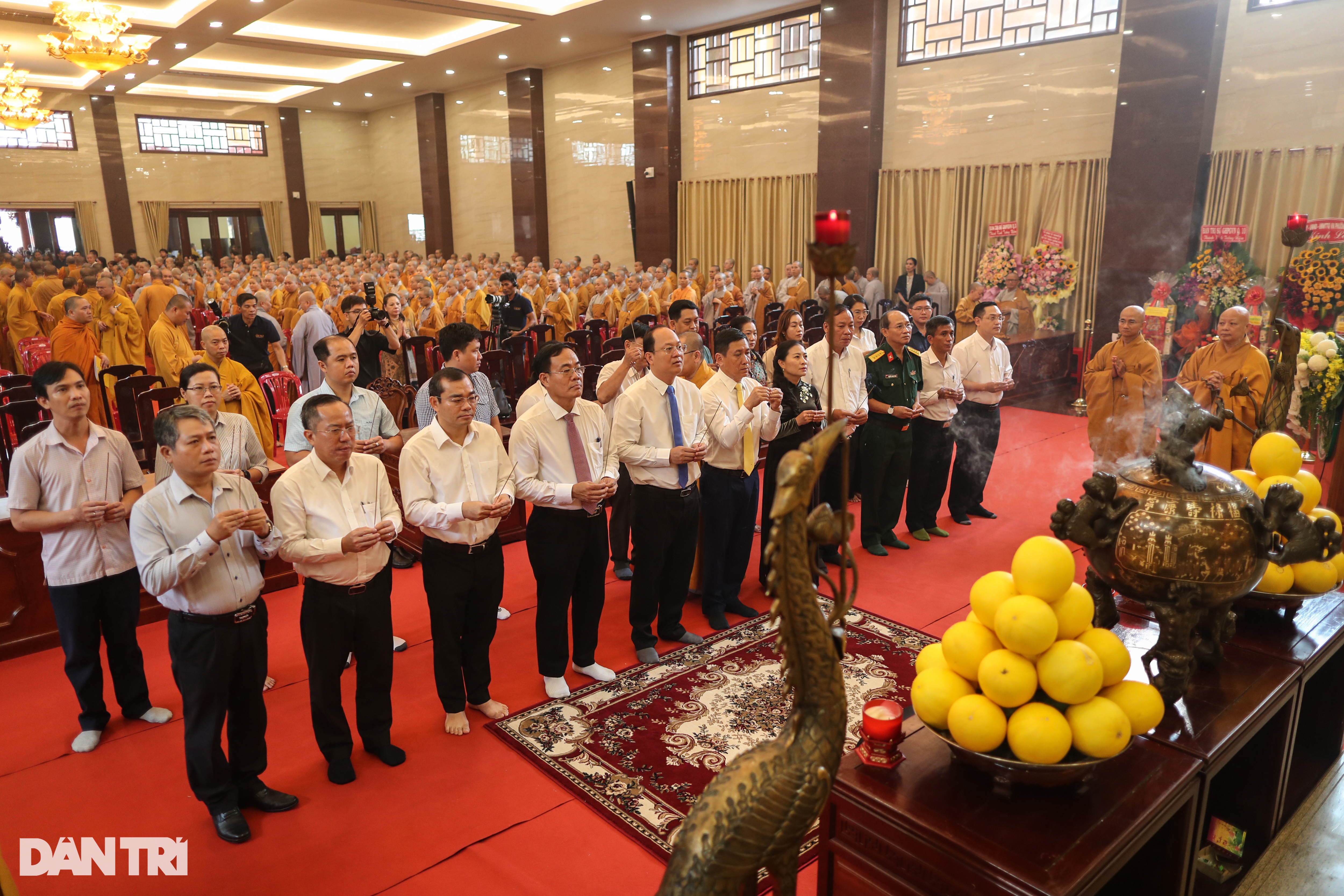 Phật tử khóc nghẹn tại lễ tưởng niệm 60 năm Bồ tát Thích Quảng Đức tự thiêu - 7 Phật tử khóc nghẹn tại lễ tưởng niệm 60 năm Bồ tát Thích Quảng Đức tự thiêu - 7