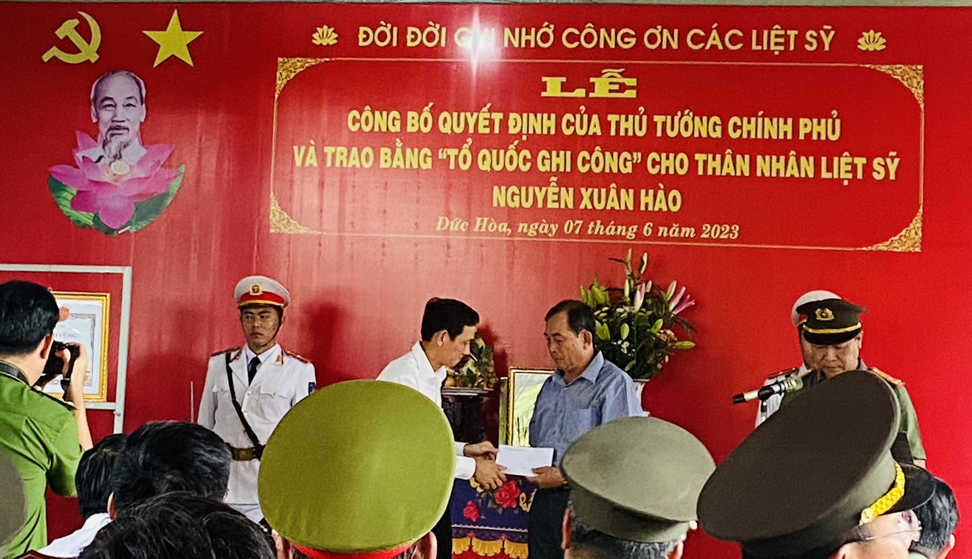 Trao bằng Tổ quốc ghi công cho liệt sĩ, Trung tá CSGT Nguyễn Xuân Hào - 1