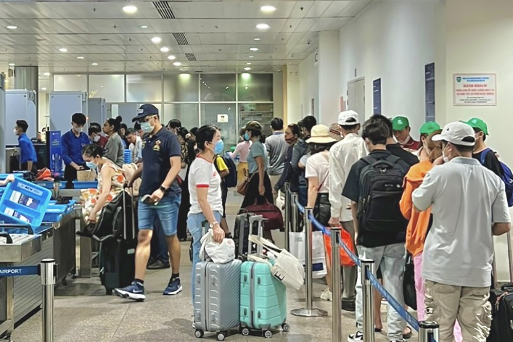 Sân bay Tân Sơn Nhất chuẩn bị cho đợt cao điểm hè - 1
