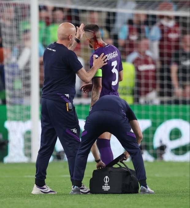 Đội trưởng Fiorentina bị CĐV ném chảy máu đầu ở chung kết Conference League - 2
