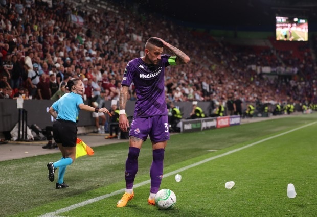 Đội trưởng Fiorentina bị CĐV ném chảy máu đầu ở chung kết Conference League - 4