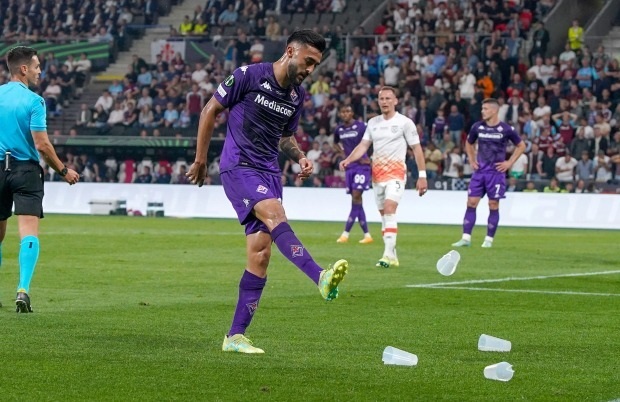 Đội trưởng Fiorentina bị CĐV ném chảy máu đầu ở chung kết Conference League - 5