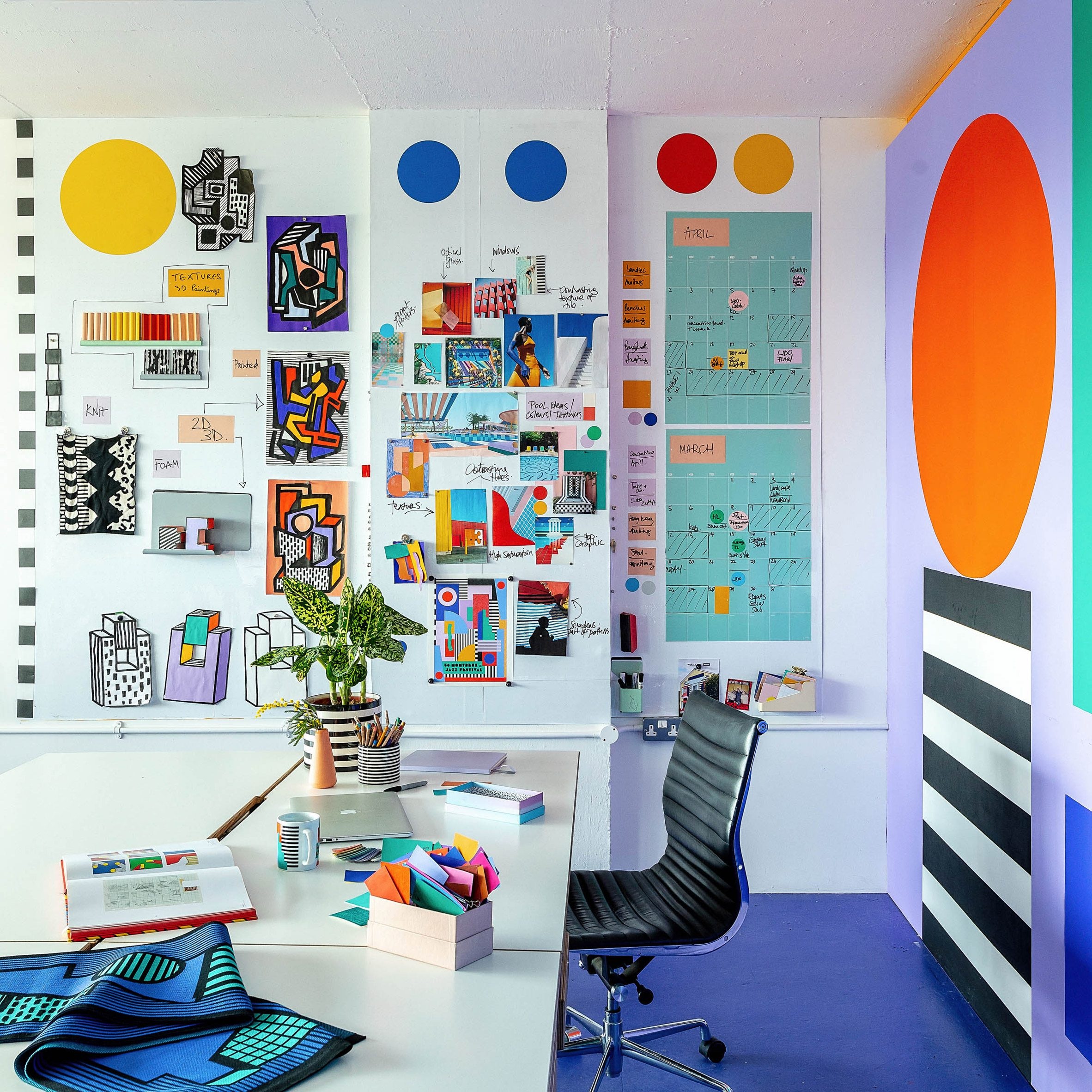 View - Chơi đùa với màu sắc, nữ nghệ sĩ biến căn phòng thường thành studio sặc sỡ | Báo Dân trí