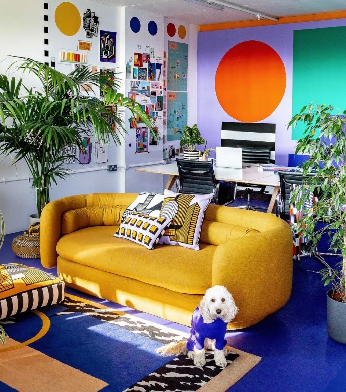 View - Chơi đùa với màu sắc, nữ nghệ sĩ biến căn phòng thường thành studio sặc sỡ | Báo Dân trí