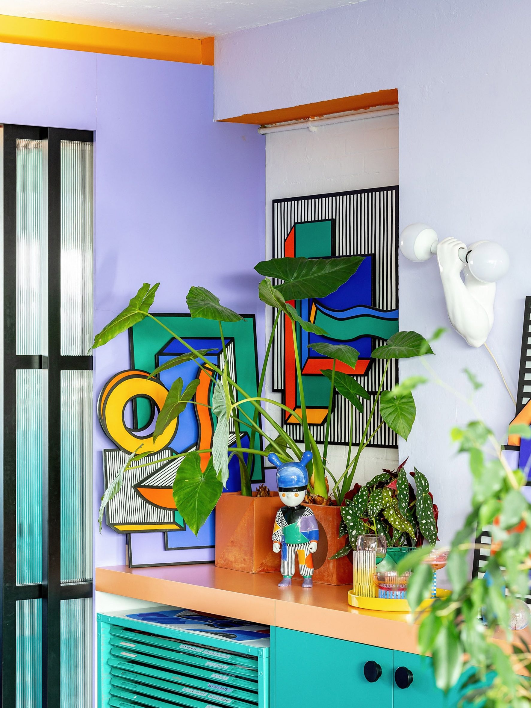 View - Chơi đùa với màu sắc, nữ nghệ sĩ biến căn phòng thường thành studio sặc sỡ | Báo Dân trí