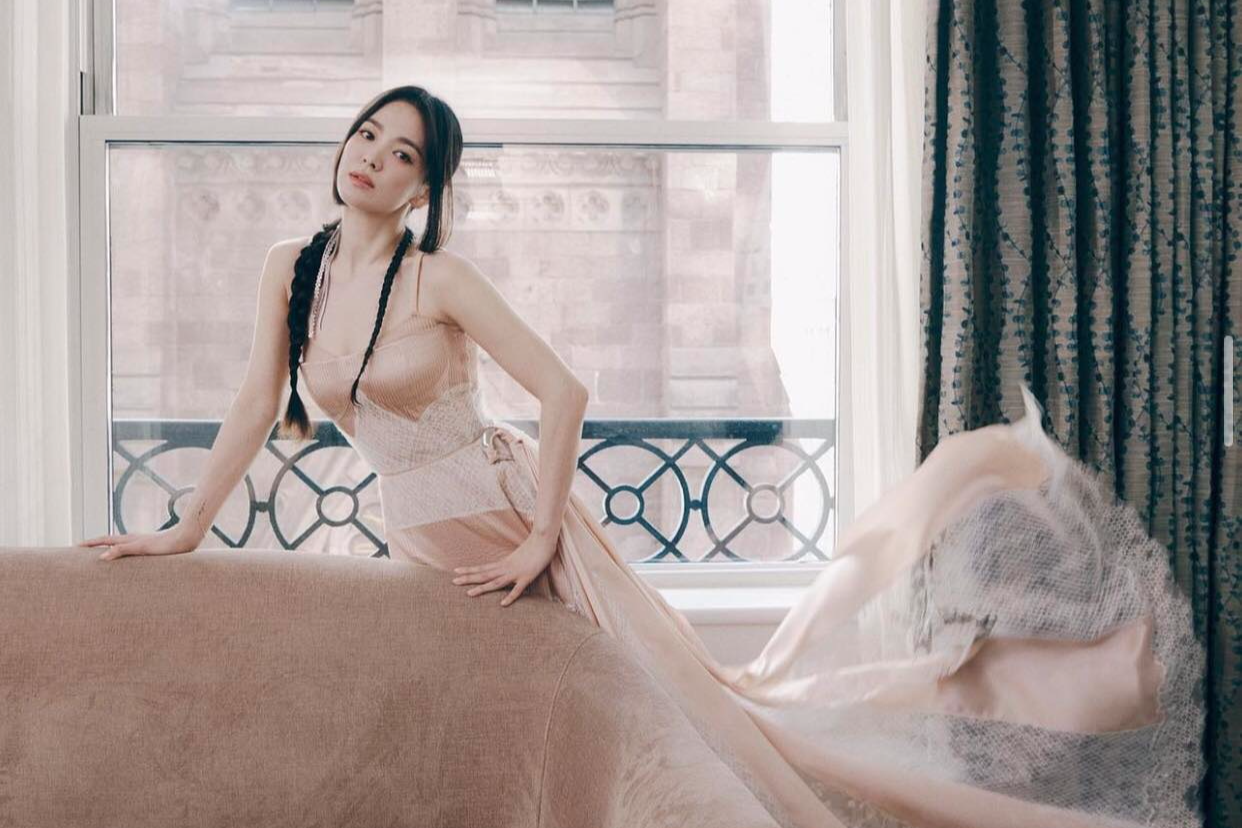 View - Song Hye Kyo kiêu sa hút hồn tại Pháp, Song Joong Ki hồi hộp sắp làm bố | Báo Dân trí