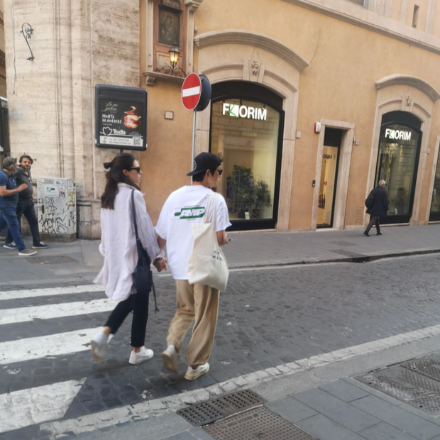 View - Song Hye Kyo kiêu sa hút hồn tại Pháp, Song Joong Ki hồi hộp sắp làm bố | Báo Dân trí