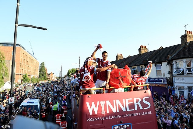 Biển người ăn mừng chức vô địch châu Âu của West Ham sau 58 năm - 8