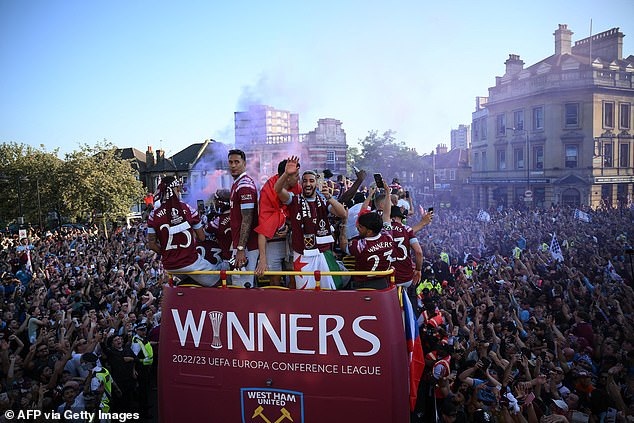 Biển người ăn mừng chức vô địch châu Âu của West Ham sau 58 năm - 11