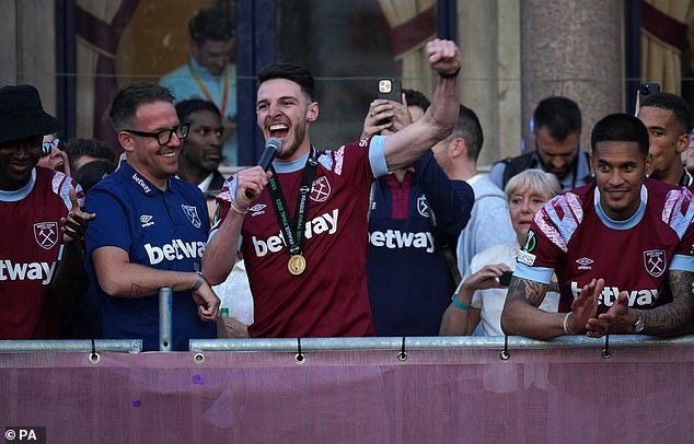 Biển người ăn mừng chức vô địch châu Âu của West Ham sau 58 năm - 7