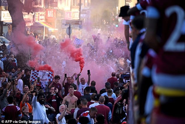 Biển người ăn mừng chức vô địch châu Âu của West Ham sau 58 năm - 12