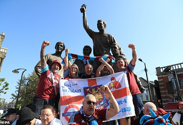 Biển người ăn mừng chức vô địch châu Âu của West Ham sau 58 năm - 9