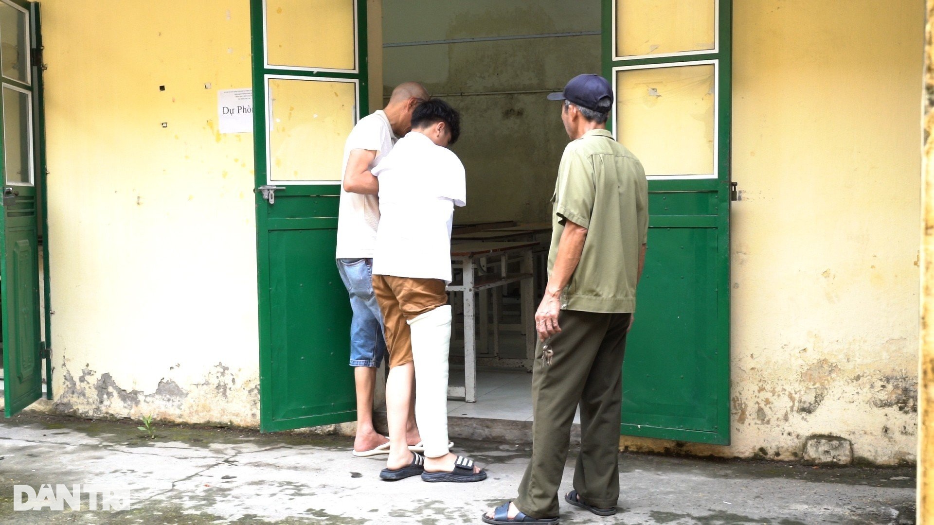 Thí sinh gãy chân tay trước kỳ thi lớp 10 bật khóc vì được giúp viết bài hộ - 2 Thí sinh gãy chân tay trước kỳ thi lớp 10 bật khóc vì được giúp viết bài hộ - 2