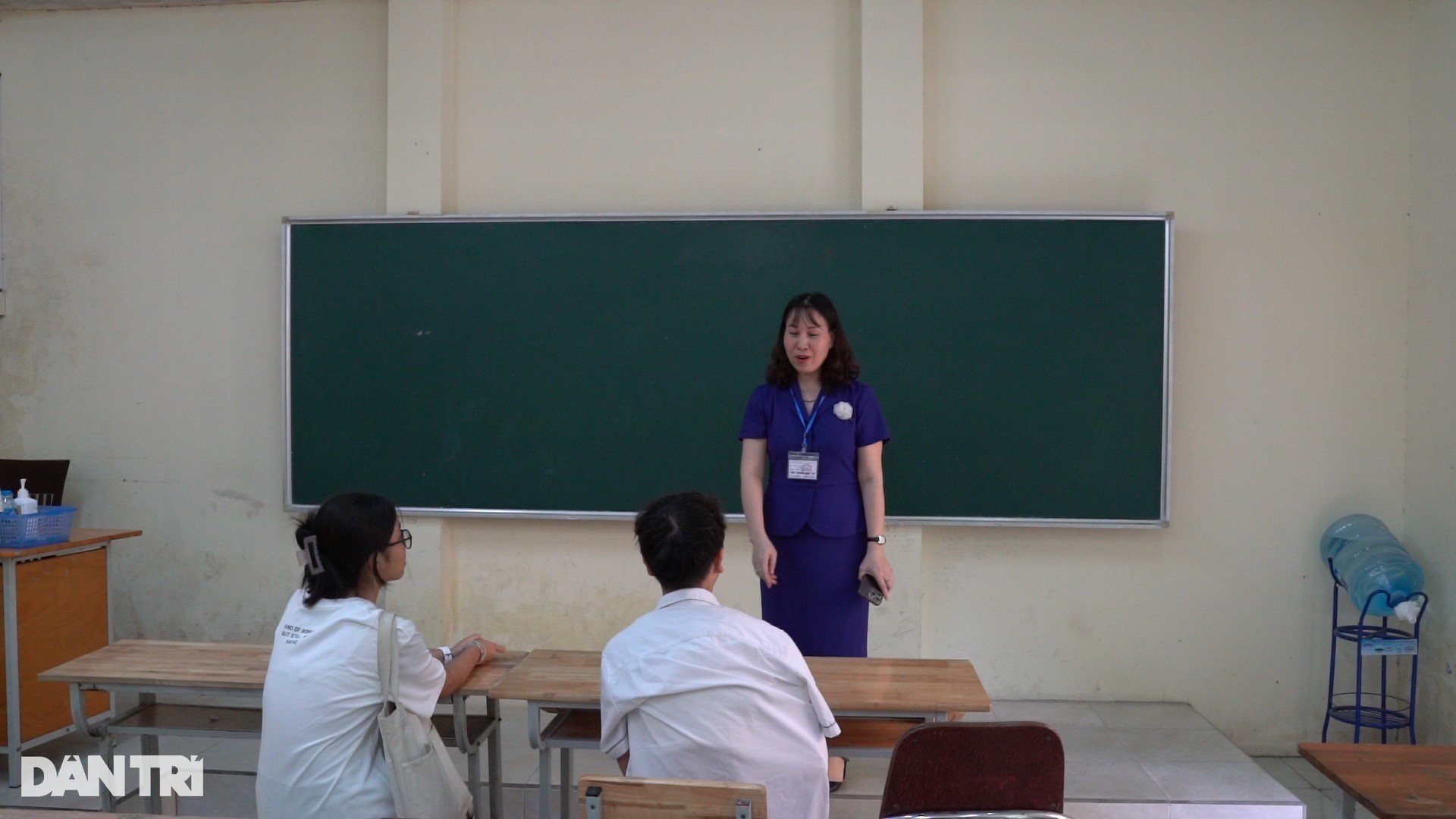 Thí sinh gãy chân tay trước kỳ thi lớp 10 bật khóc vì được giúp viết bài hộ - 3 Thí sinh gãy chân tay trước kỳ thi lớp 10 bật khóc vì được giúp viết bài hộ - 3