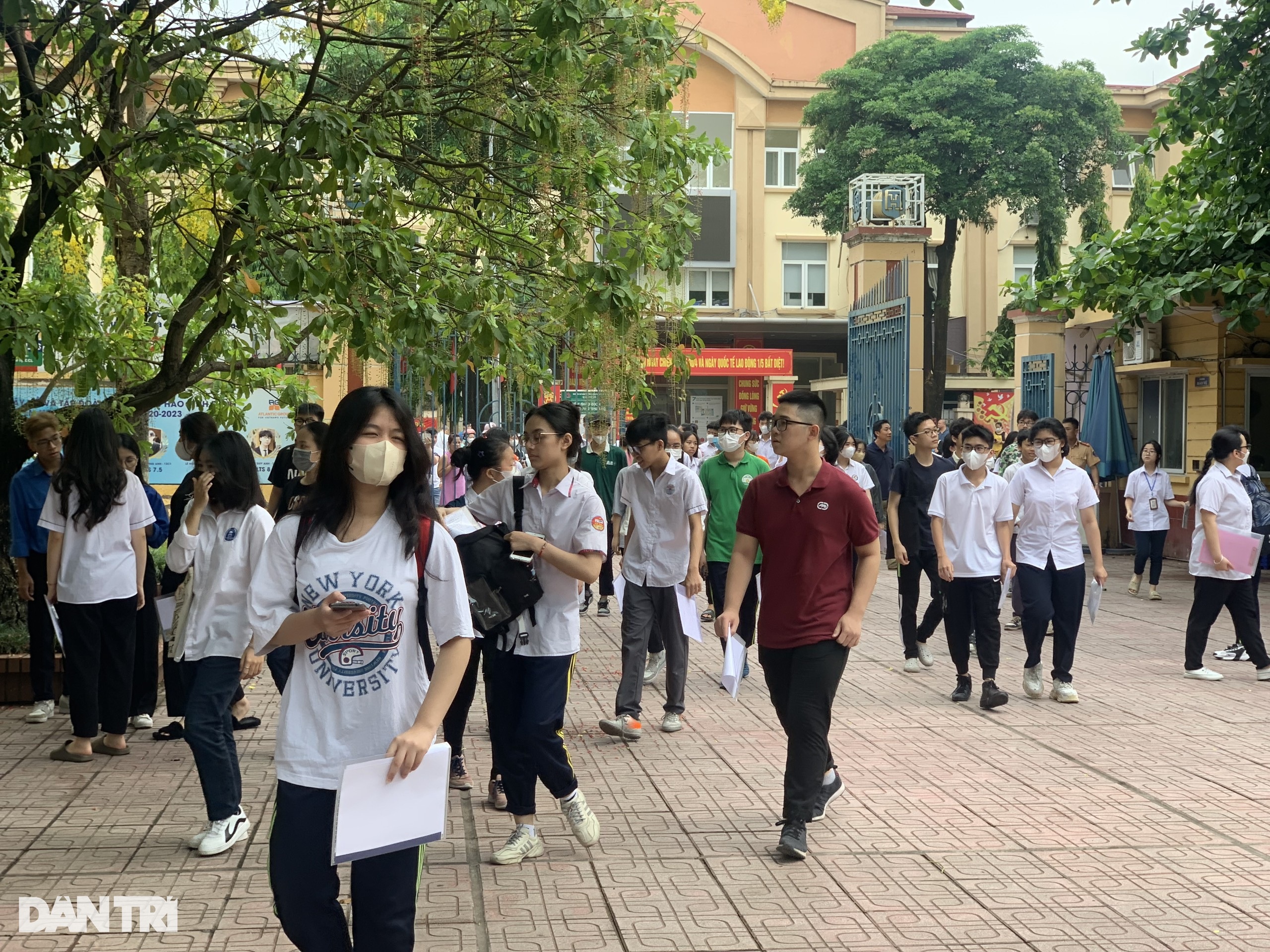 Thí sinh gãy chân tay trước kỳ thi lớp 10 bật khóc vì được giúp viết bài hộ - 4 Thí sinh gãy chân tay trước kỳ thi lớp 10 bật khóc vì được giúp viết bài hộ - 4