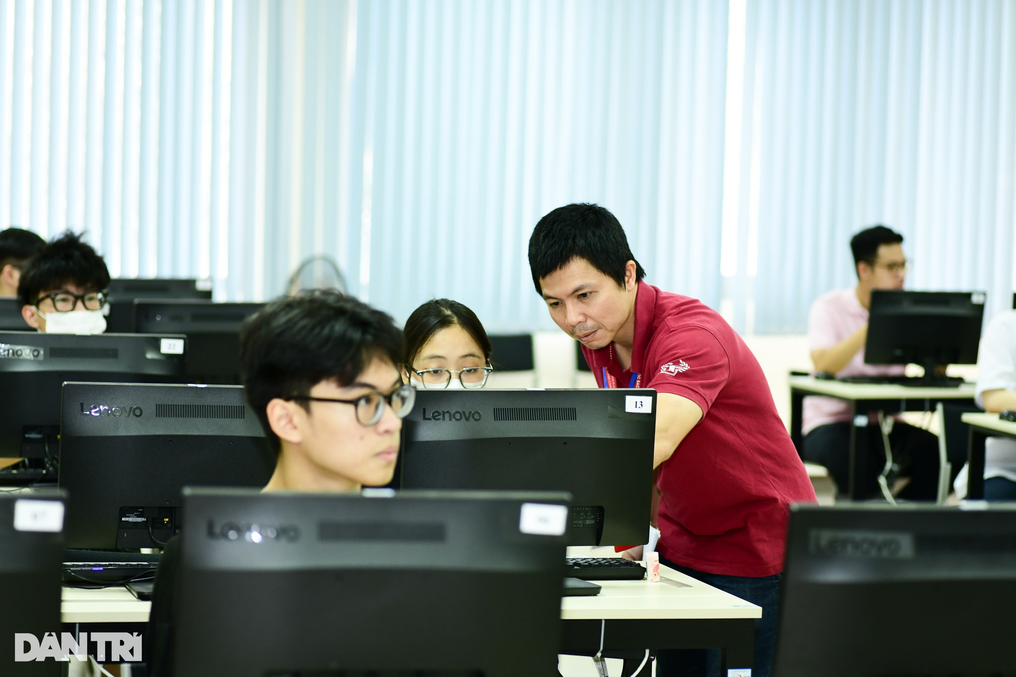 3h sáng, phụ huynh học sinh vượt hàng trăm km dự thi đánh giá tư duy - 1 3h sáng, phụ huynh học sinh vượt hàng trăm km dự thi đánh giá tư duy - 1