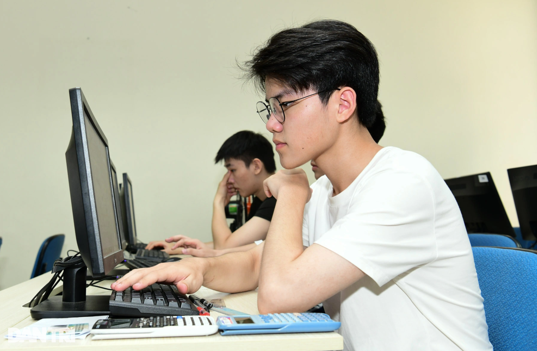 3h sáng, phụ huynh học sinh vượt hàng trăm km dự thi đánh giá tư duy - 10 3h sáng, phụ huynh học sinh vượt hàng trăm km dự thi đánh giá tư duy - 10