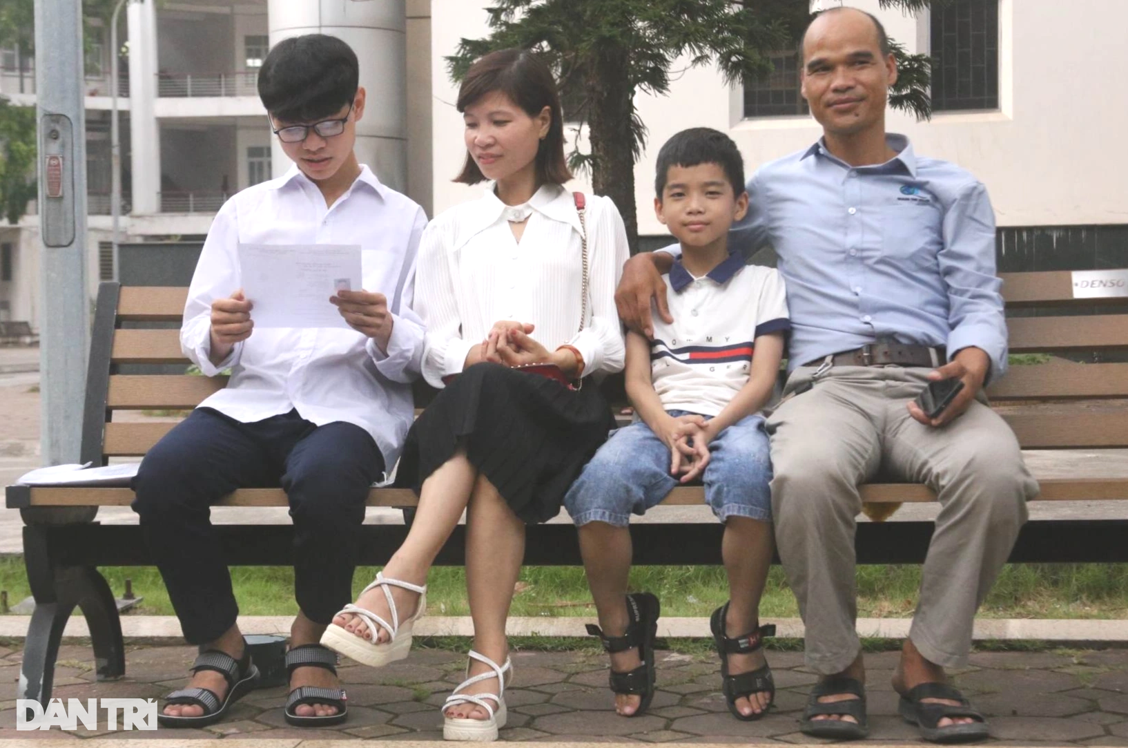 3h sáng, phụ huynh học sinh vượt hàng trăm km dự thi đánh giá tư duy - 5 3h sáng, phụ huynh học sinh vượt hàng trăm km dự thi đánh giá tư duy - 5
