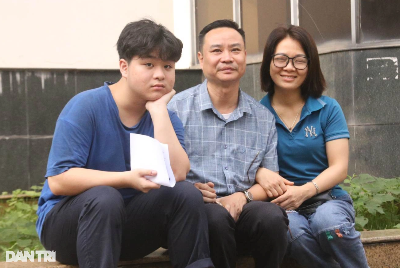 3h sáng, phụ huynh học sinh vượt hàng trăm km dự thi đánh giá tư duy - 6 3h sáng, phụ huynh học sinh vượt hàng trăm km dự thi đánh giá tư duy - 6