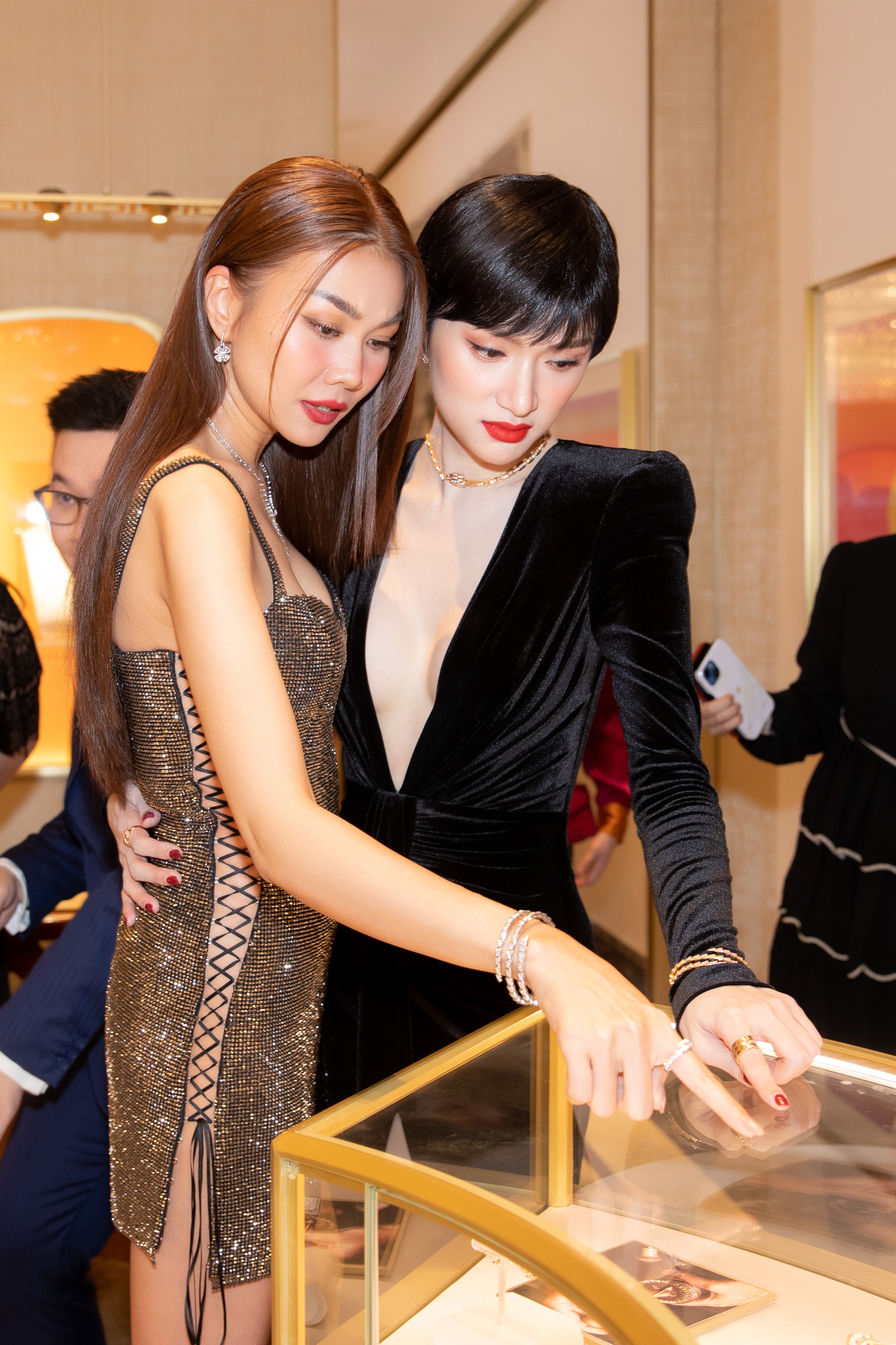 View - Hương Giang lạ lẫm với tóc tém, Thanh Hằng đeo trang sức 5 tỷ đồng | Báo Dân trí