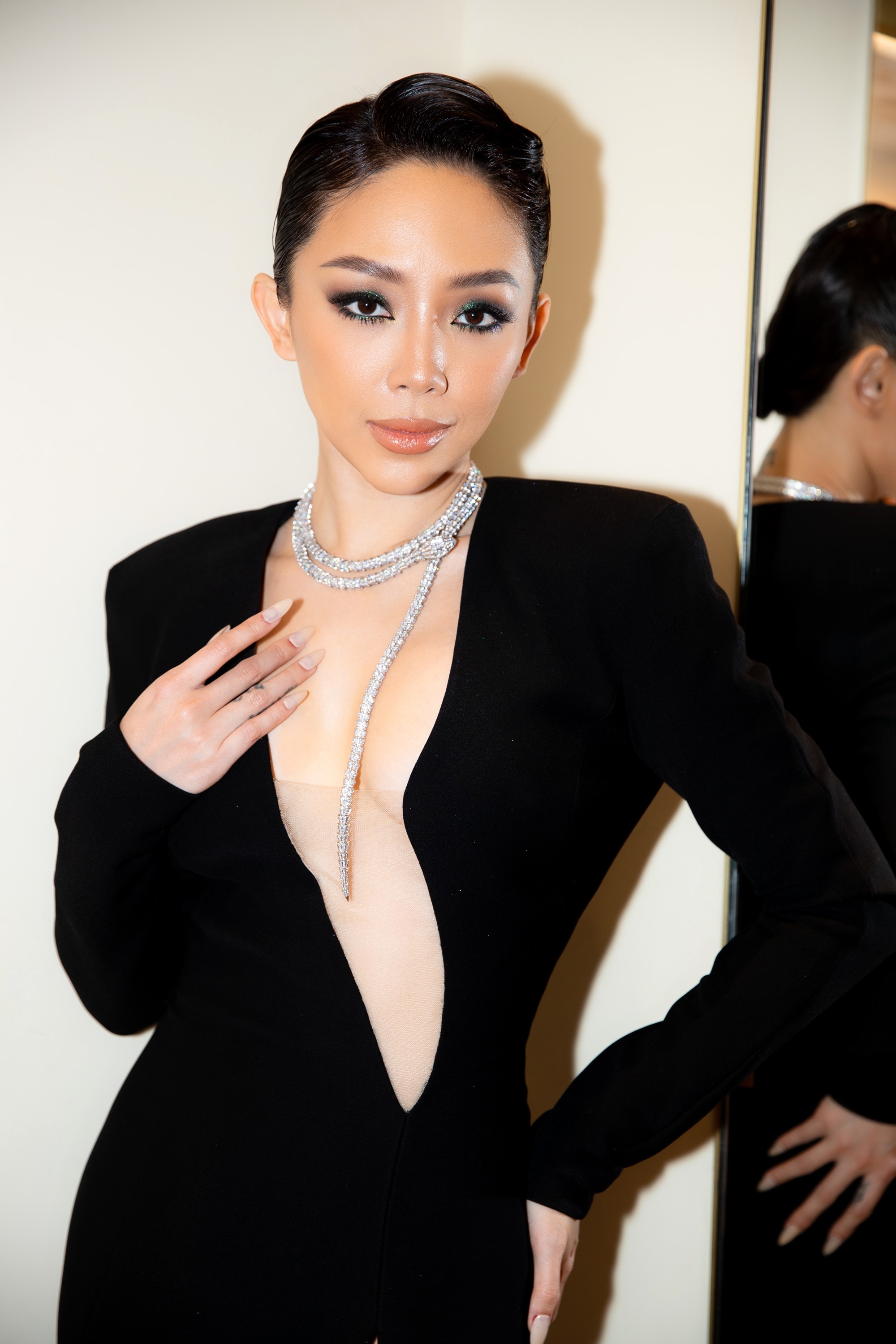 View - Hương Giang lạ lẫm với tóc tém, Thanh Hằng đeo trang sức 5 tỷ đồng | Báo Dân trí