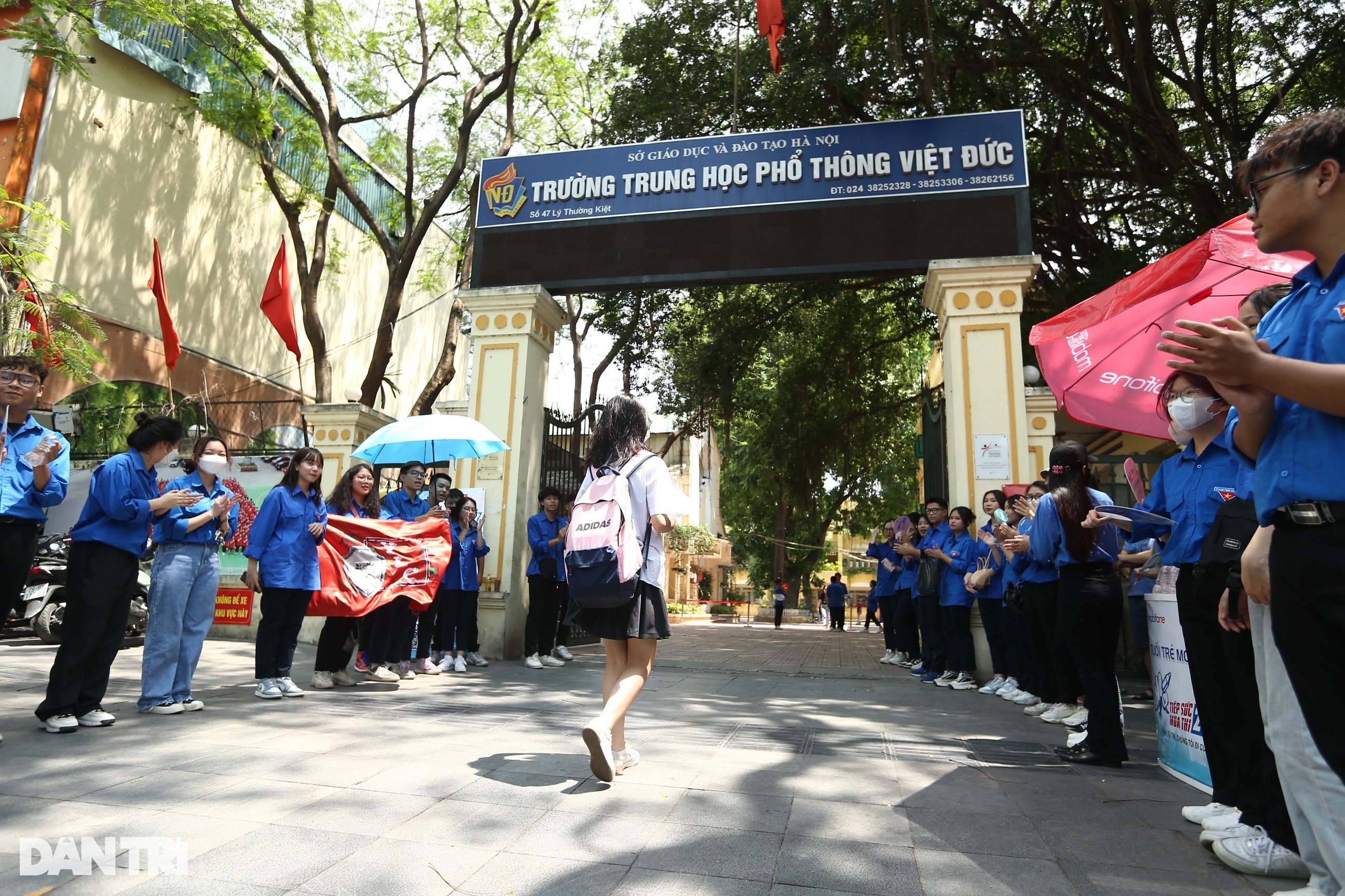 Chiều nay, thí sinh thi vào lớp 10 tại Hà Nội làm bài môn ngoại ngữ - 3