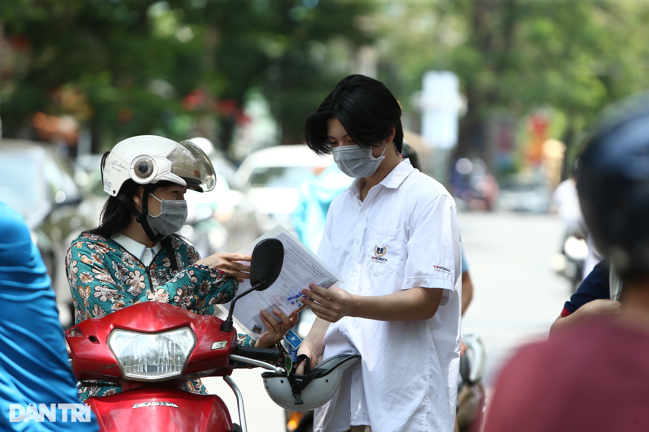 Chiều nay, thí sinh thi vào lớp 10 tại Hà Nội làm bài môn ngoại ngữ - 2