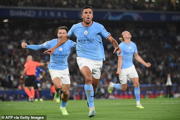 Dàn sao Man City bật khóc vì sung sướng, HLV Pep Guardiola hôn vợ đắm đuối - 2