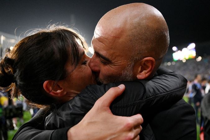 Dàn sao Man City bật khóc vì sung sướng, HLV Pep Guardiola hôn vợ đắm đuối - 9