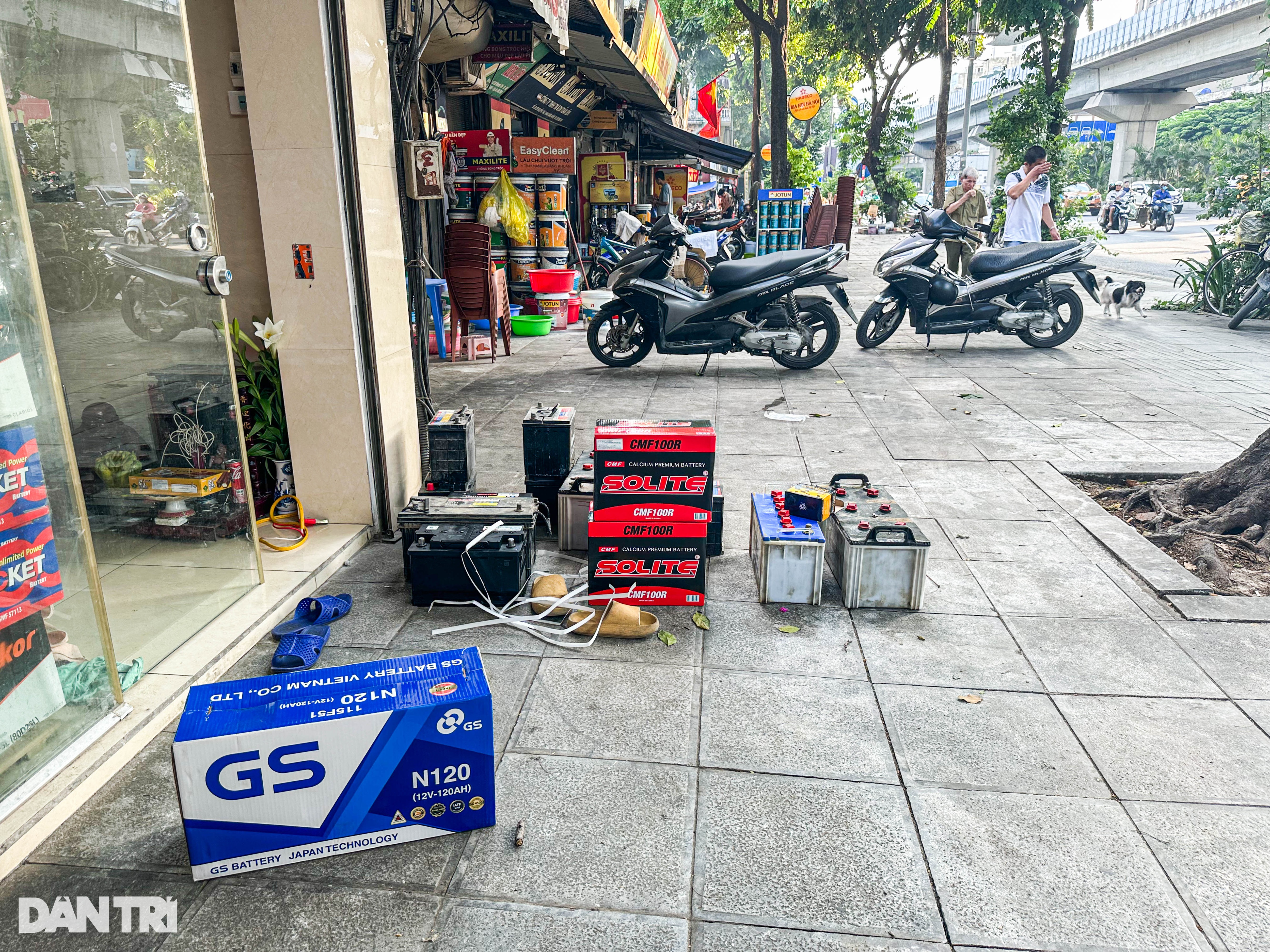 Mất điện khiến nhiều người phải chuyển việc từ làm ban ngày sang đêm - 3 Mất điện khiến nhiều người phải chuyển việc từ làm ban ngày sang đêm - 3