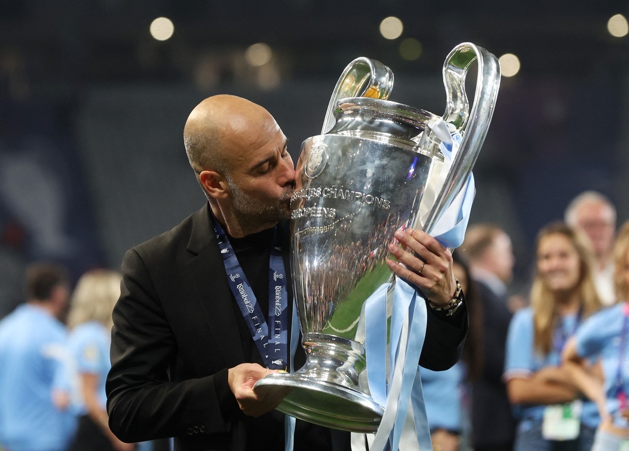 Dàn sao Man City bật khóc vì sung sướng, HLV Pep Guardiola hôn vợ đắm đuối - 12