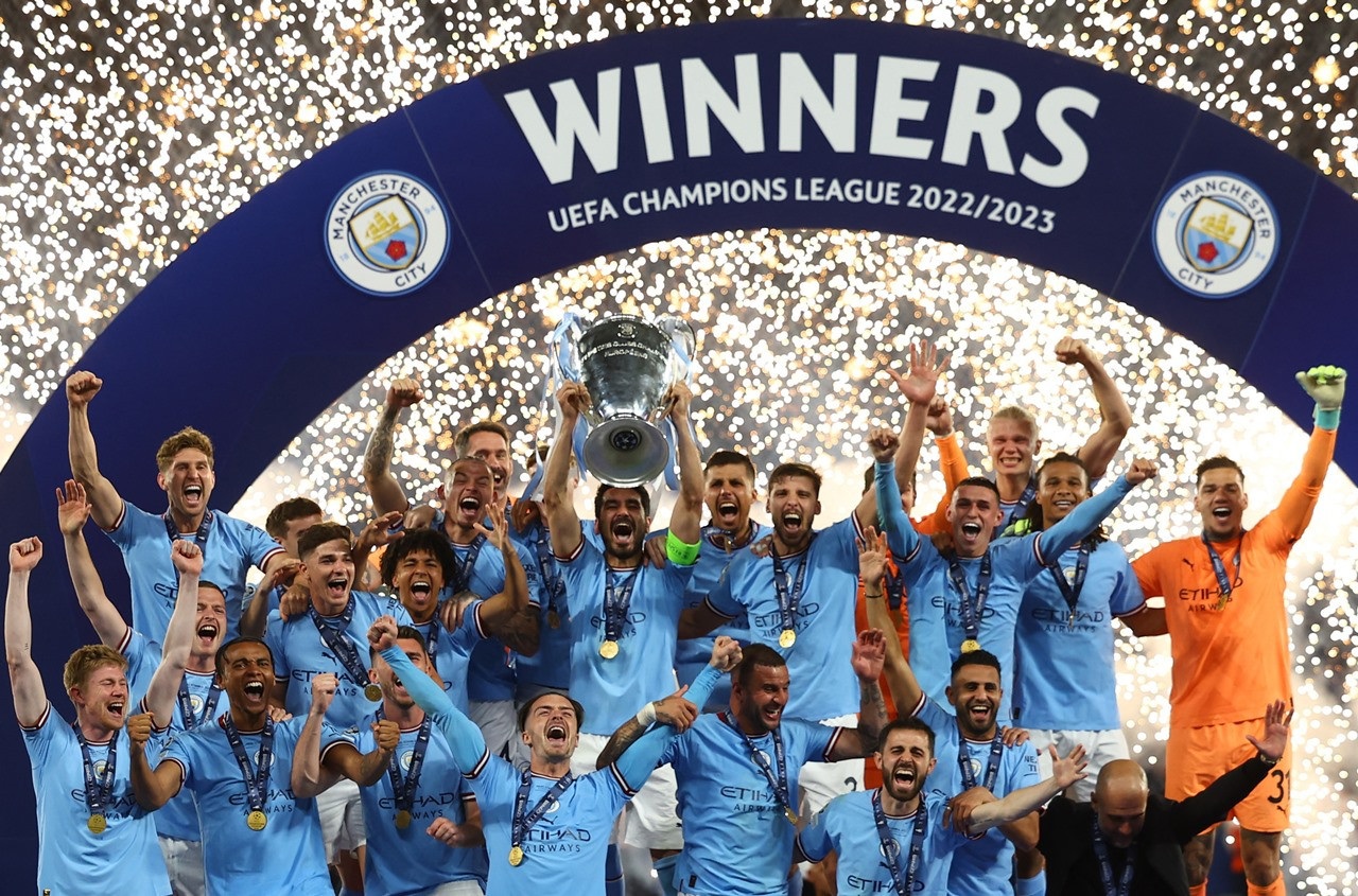 Dàn sao Man City bật khóc vì sung sướng, HLV Pep Guardiola hôn vợ đắm đuối - 10