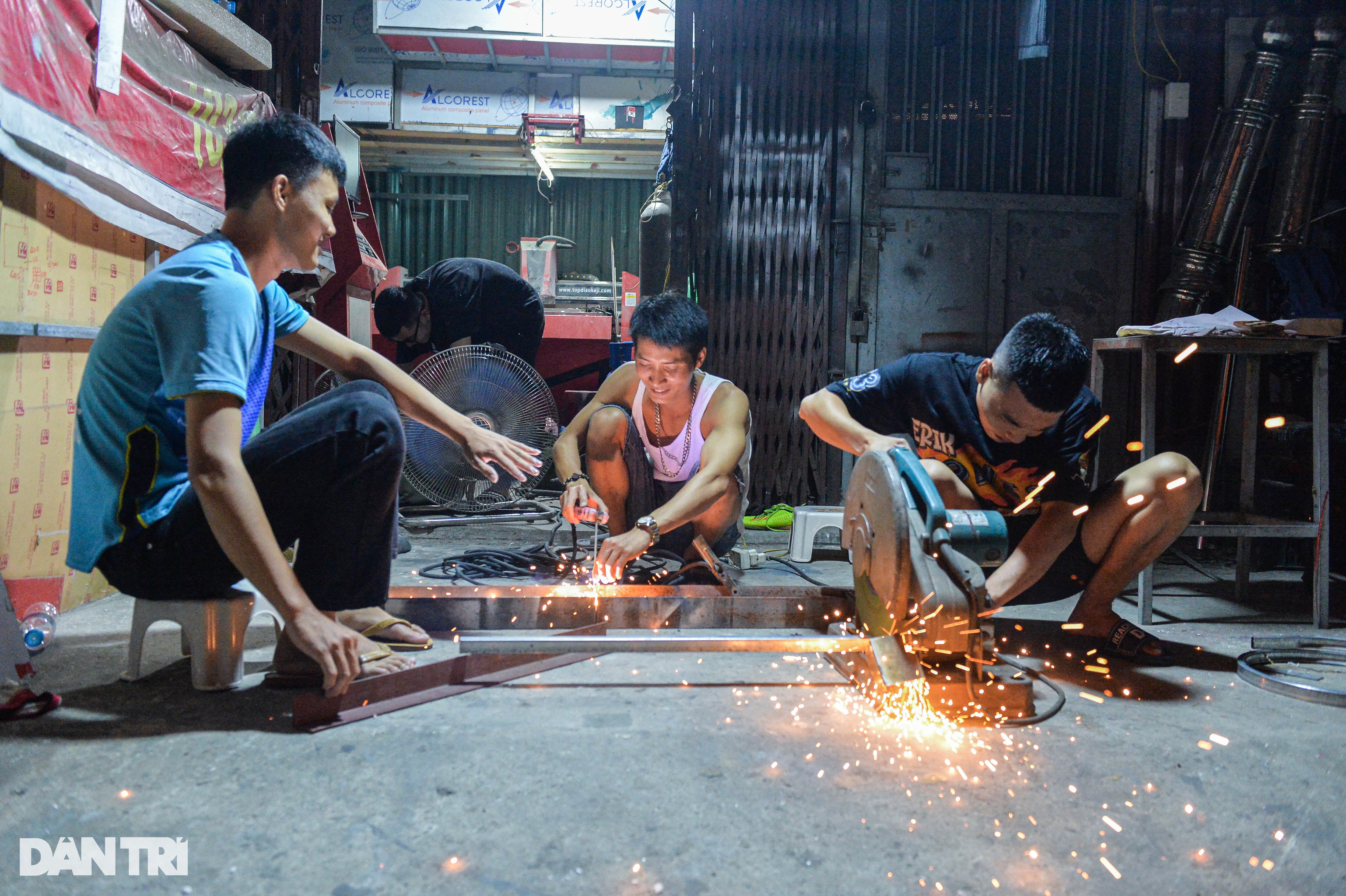 Mất điện khiến nhiều người phải chuyển việc từ làm ban ngày sang đêm - 1 Mất điện khiến nhiều người phải chuyển việc từ làm ban ngày sang đêm - 1