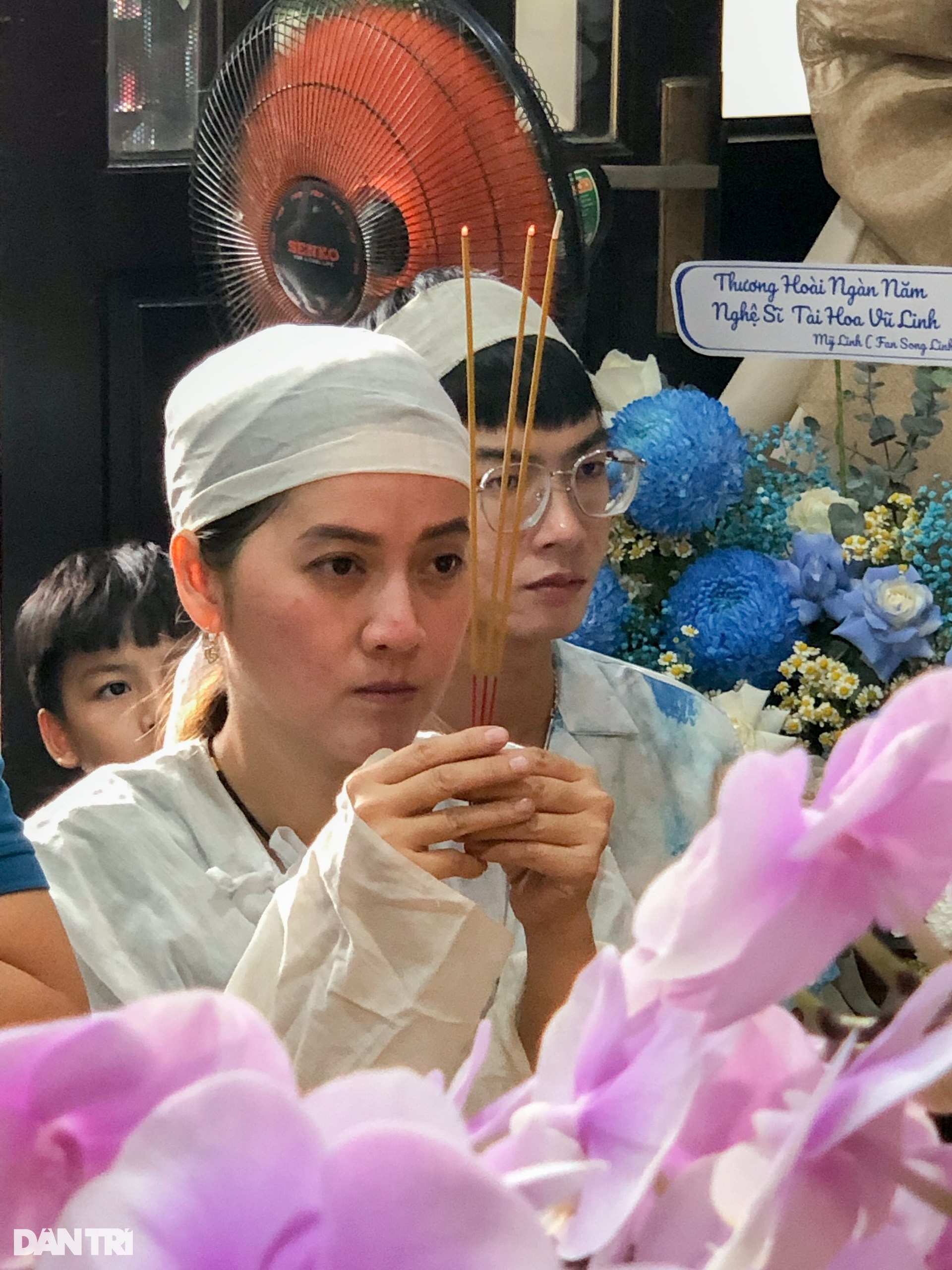Lễ cúng 100 ngày Vũ Linh: Con gái Hồng Loan khóc nghẹn trước bàn thờ cha - 8 Lễ cúng 100 ngày Vũ Linh: Con gái Hồng Loan khóc nghẹn trước bàn thờ cha - 8