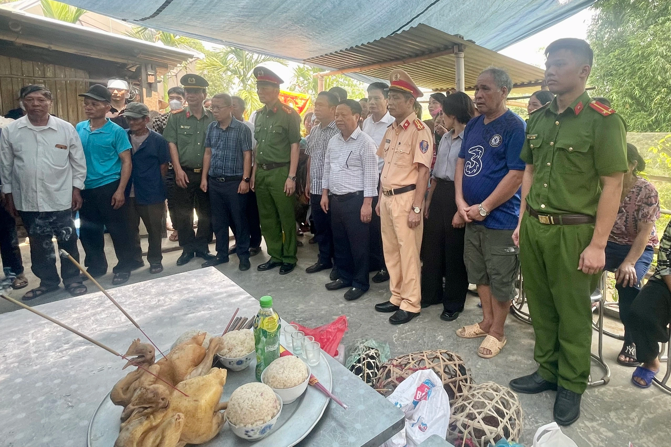 Vụ Xe bồn đè chết 3 người: Lãnh đạo tỉnh Lào Cai tới thăm hỏi nhà nạn nhân - 3