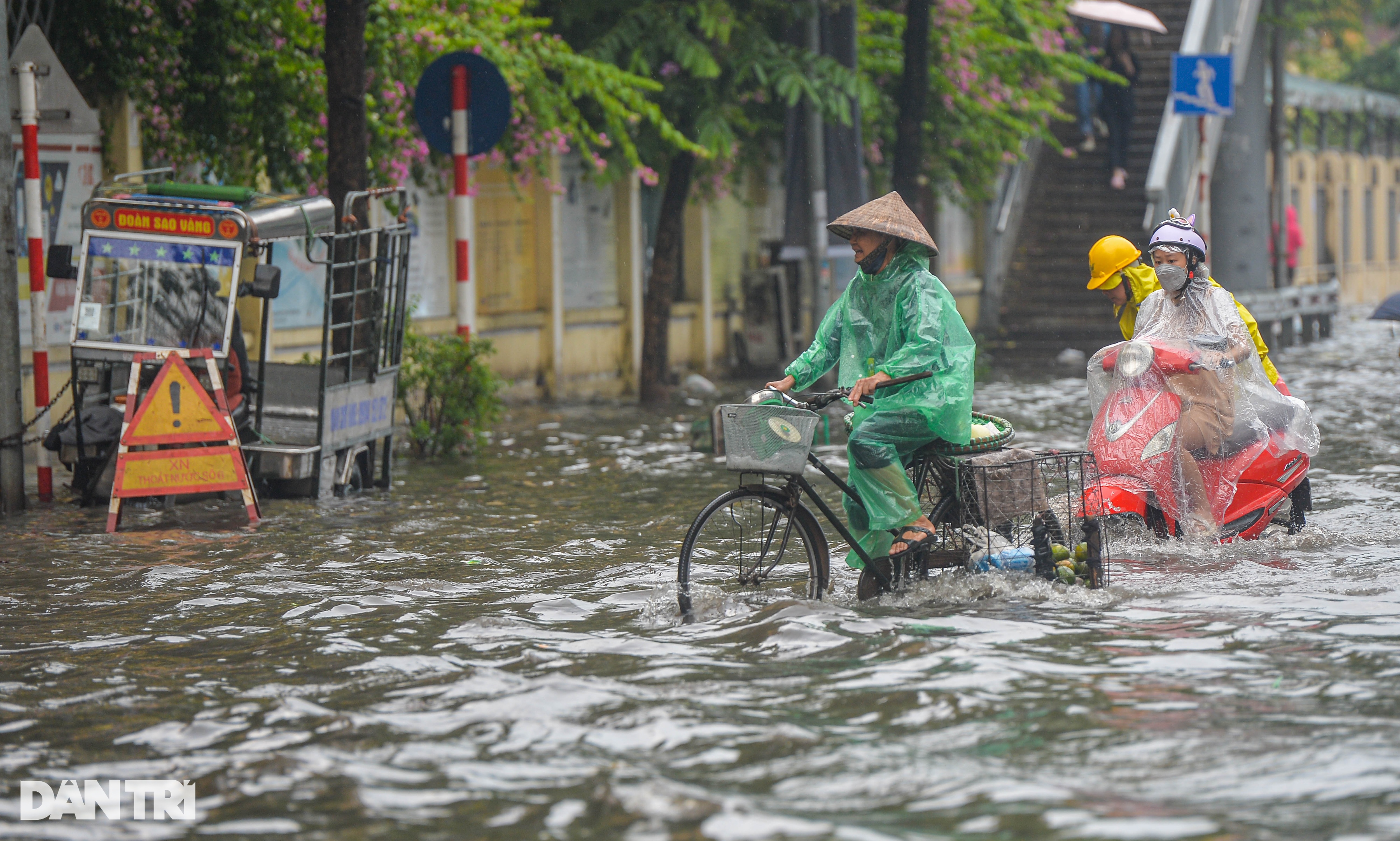 Nhiều tuyến phố Hà Nội ngập sâu sau trận mưa vàng - 6 Nhiều tuyến phố Hà Nội ngập sâu sau trận mưa vàng - 6