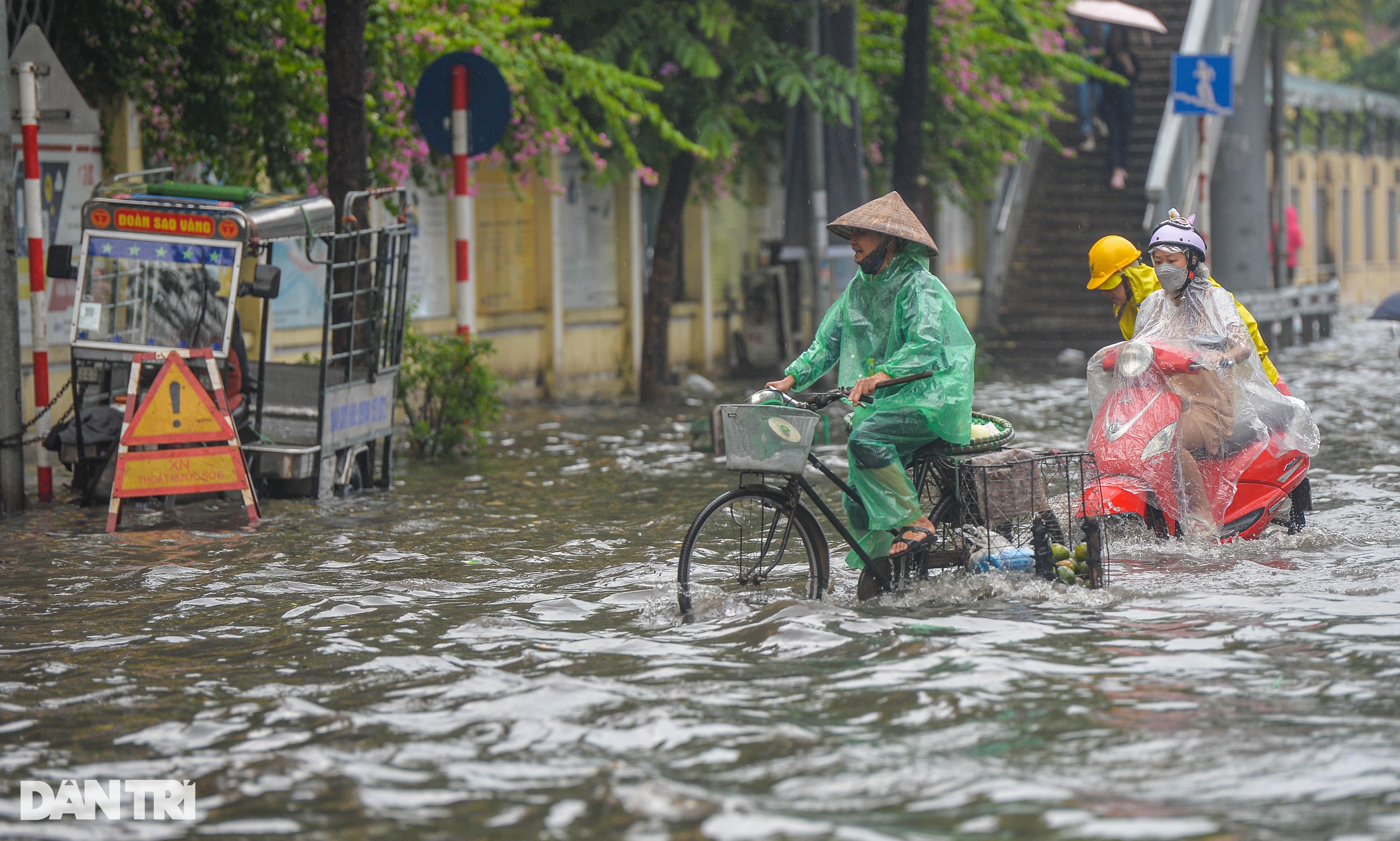 Nhiều tuyến phố Hà Nội ngập sâu sau trận mưa vàng - 6