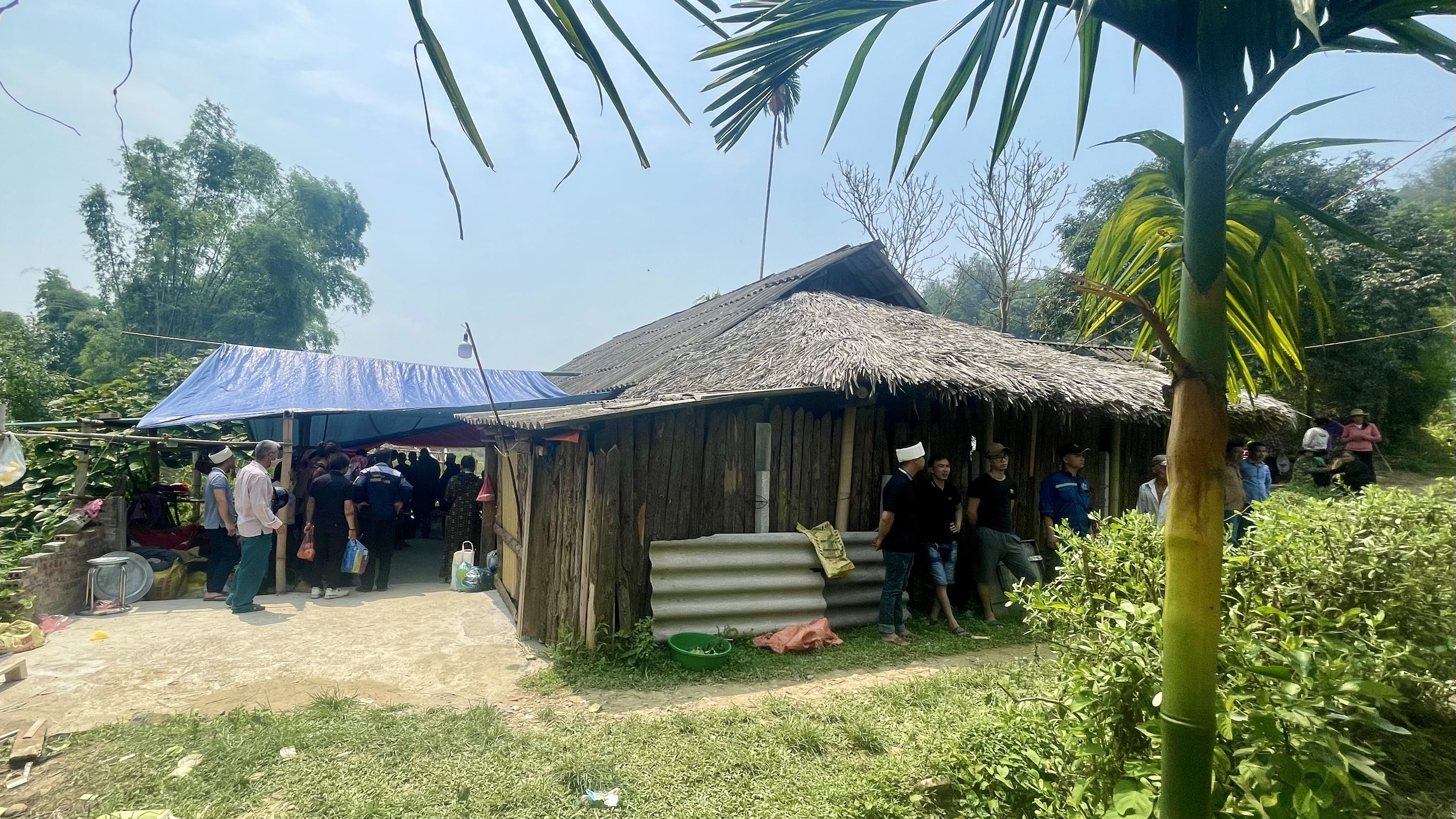 Vụ Xe bồn đè chết 3 người: Lãnh đạo tỉnh Lào Cai tới thăm hỏi nhà nạn nhân - 1